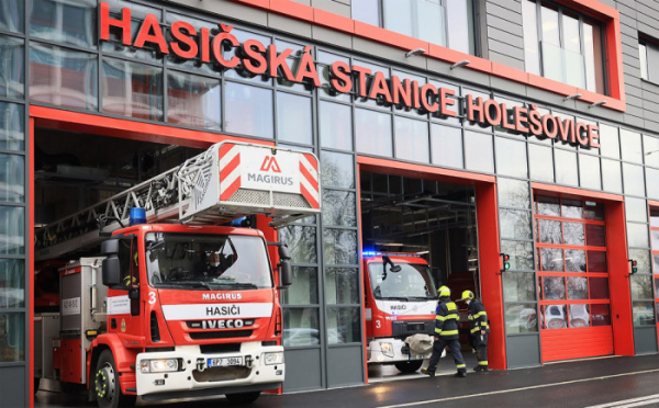 Slavnostním přestřižením pásky byla oficiálně otevřena nová hasičská stanice v Holešovicích