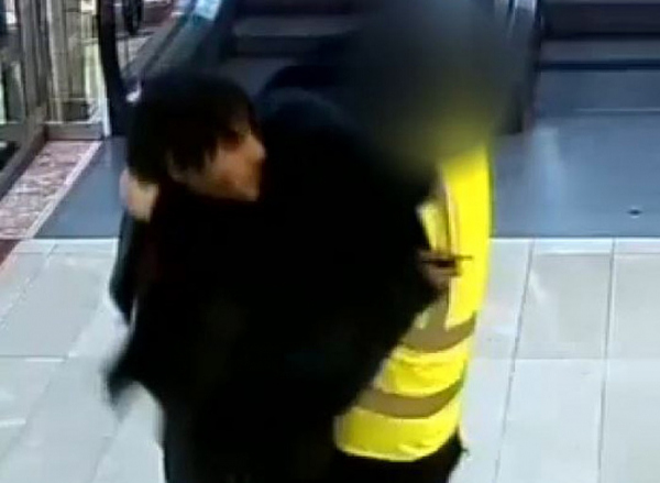 Neznámý útočník napadl v pražském obchodním domě ostrahu objektu nožem