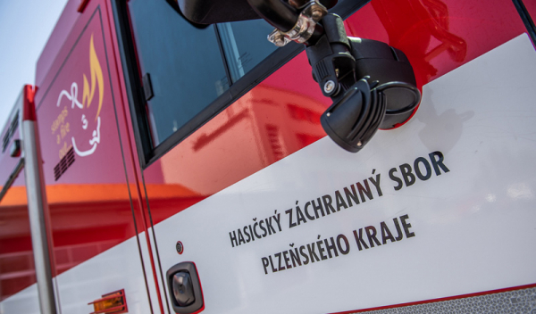 Česko sužuje silný vítr, hasiči odstraňují stovky popadaných stromů ze silnic a železnic