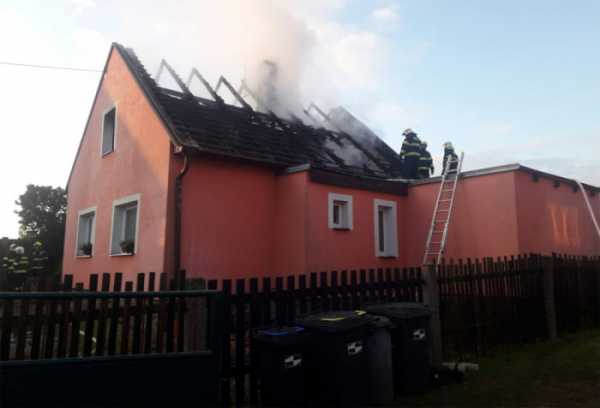 Na Rakovnicku při požáru rodinného domu zemřela jedna osoba