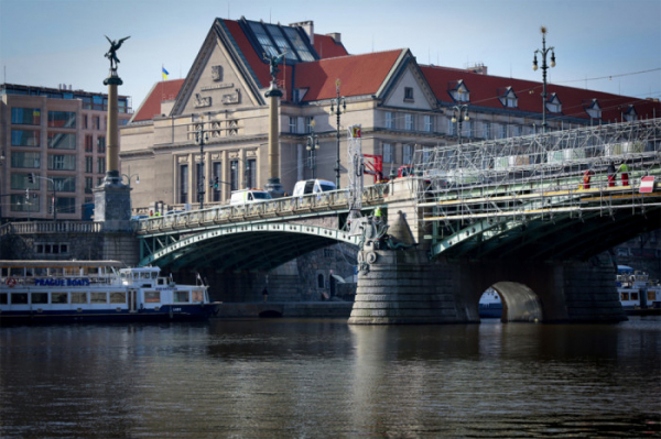 Na Čechově mostě zase ožijí sochy. Bude z nich chrlit voda a šlehat plameny