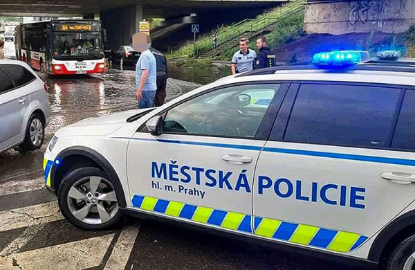 Muž v Praze dlažebními kostkami poničil strážníkům služební vůz