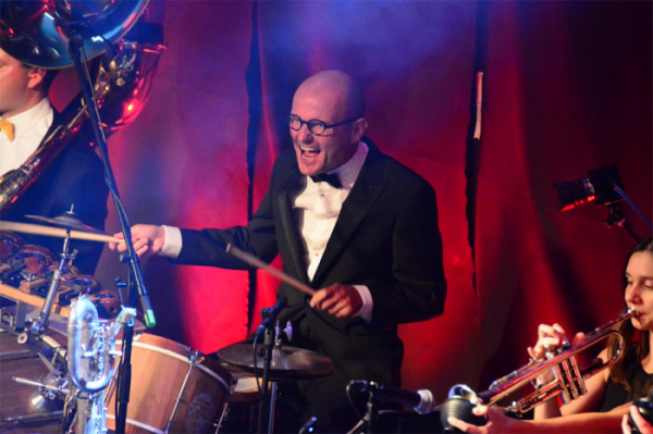 Herec Dalibor Gondík hraje na bicí v novém kvartetu Pink Swing!