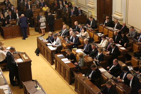 Sněmovna schválila daňové úlevy související s pomocí Ukrajině