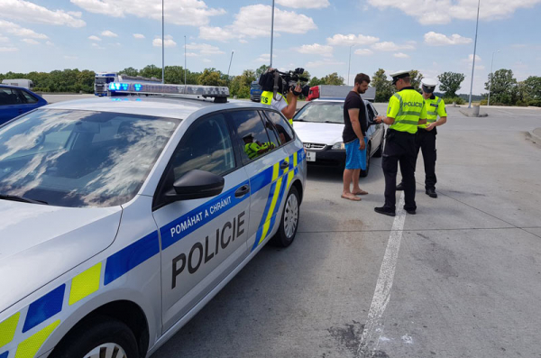 Policisté při silniční kontrole našli u řidiče drogy a dvě útočné pušky