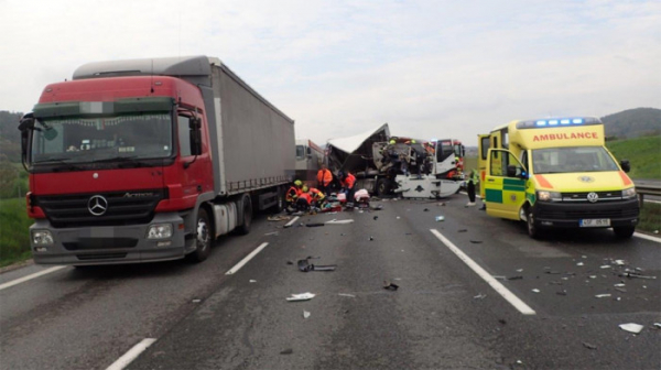 Střet dvou kamionů na plzeňské dálnici D5 si vyžádal jednu oběť