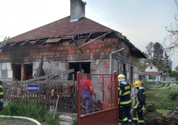 Škodu za jeden a půl milionu korun způsobil požár domu ve Zvoli u Prahy