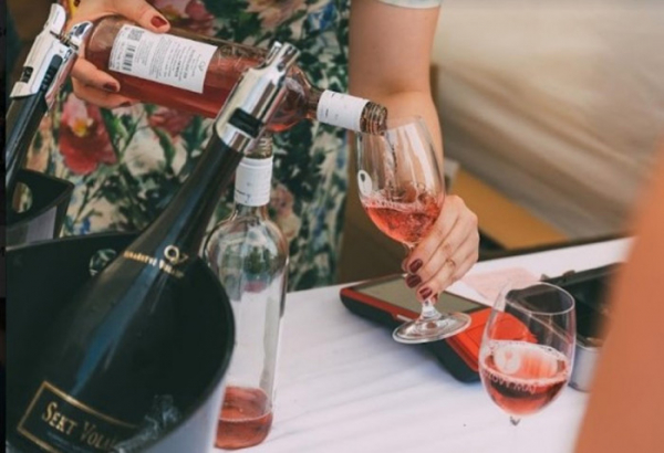 Na Rašínovo nábřeží se vrací oblíbený festival růžových vín. Svá vína představí na 30 vinařů