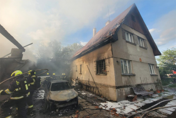 Druhý stupeň poplachu byl vyhlášen při požáru kůlny v Ohrobci, plameny zasáhly i dům s garáží