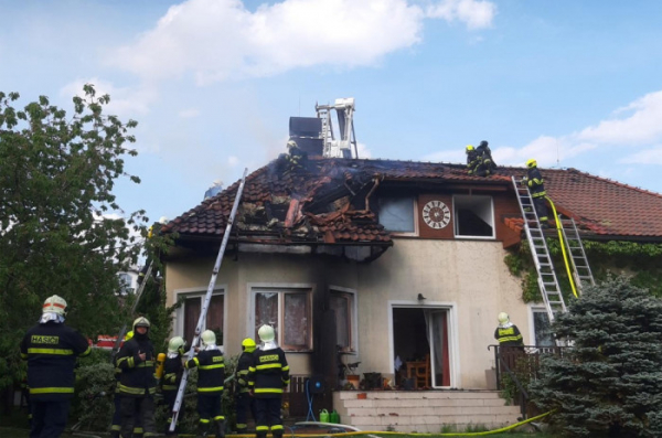 V obci Sulice došlo k požáru střechy rodinného domu, škoda je vyčíslena na jeden a půl milionu korun