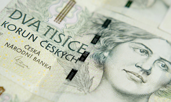 Kriminalisté objasnili rozsáhlý případ padělání dvoutisícových bankovek. Třem mužům hrozí až desetileté vězení