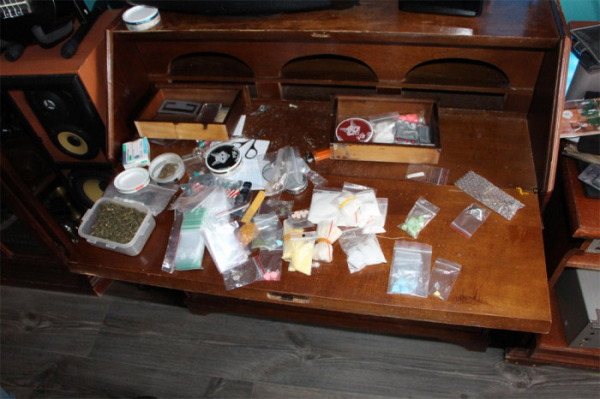 Kriminalisté zadrželi dvojici dealerů, kteří prodávali drogy, převážně na Černém Mostě v Praze