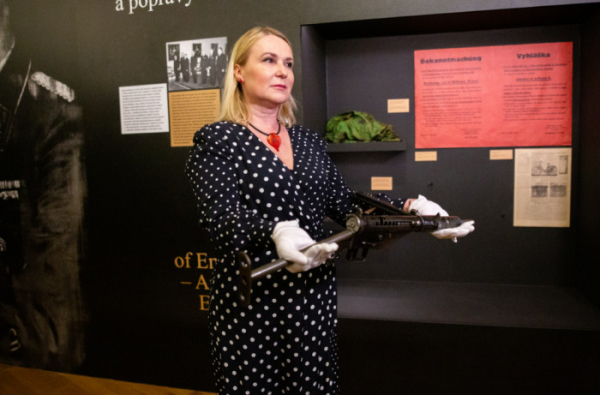 Ministryně obrany a ministr kultury umístili v Národním muzeu cenné exponáty připomínající atentát na Heydricha