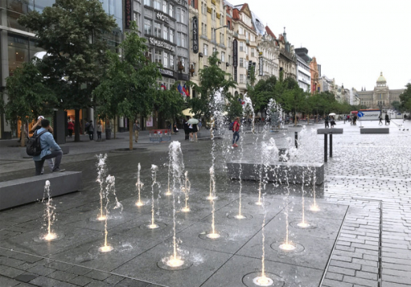 Z nové fontány na Václavském náměstí už stříká voda. V parných dnech osvěží i nedaleké pítko
