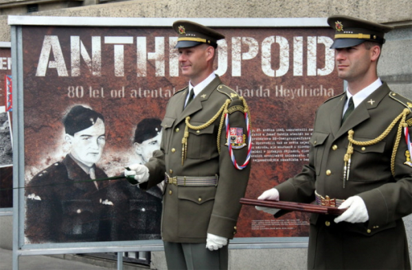 Výstava před budovou Generálního štábu v Praze 6 je další připomínkou Operace ANTHROPOID