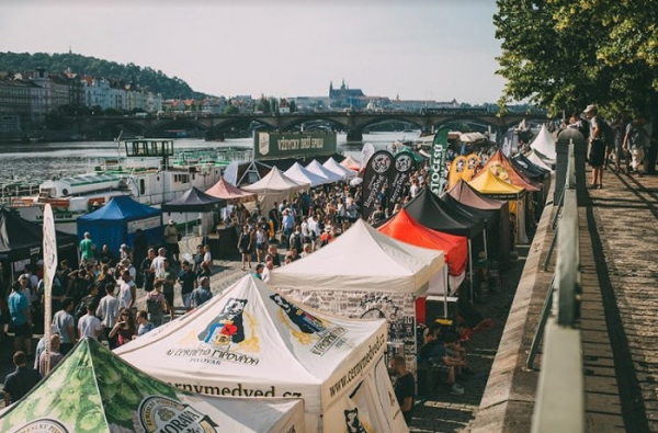 Červnový festival Pivo na Náplavce, na pražském Rašínově nábřeží, představí přes 50 minipivovarů