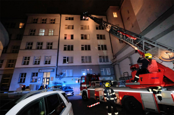 Na Karlově náměstí v Praze 2 došlo k požáru bytu. Osm desítek lidí bylo evakuováno, jeden člověk požár nepřežil