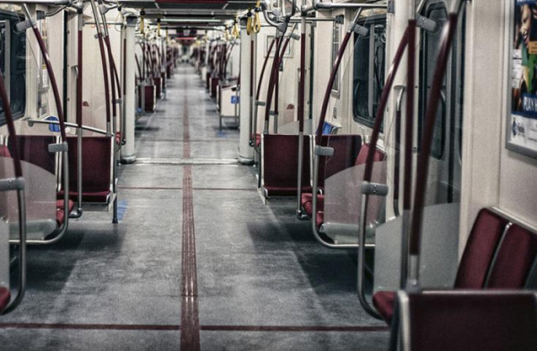 Dopravní podnik hl. m. Prahy otáčí jednotlivé sedačky ve vlacích metra bokem ke směru jízdy