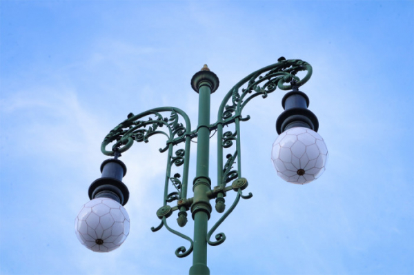 V centru Prahy se ukrývají historická svítidla s ručně oplétanými koulemi. Postupně získávají nový vzhled