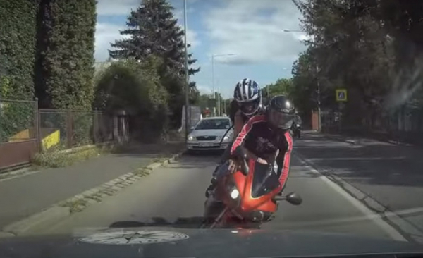 Motocyklista se zákazem řízení ujížděl policejní hlídce, zastavil ho až náraz do auta dopravních policistů