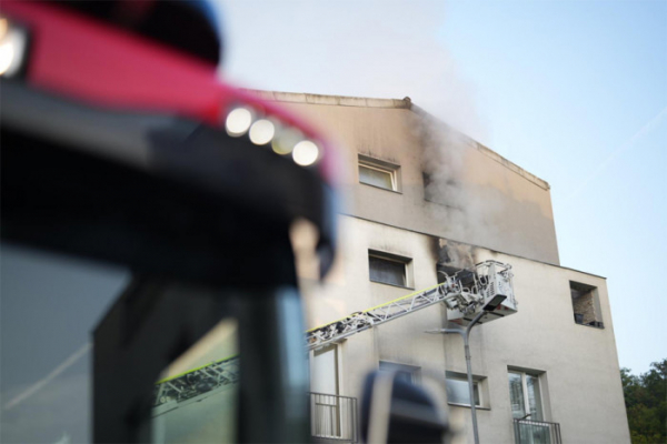Z hořícího bytu v Praze 9 byly zachráněny dvě osoby
