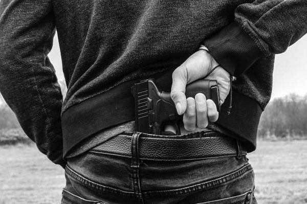 Pod pohrůžkou střelnou zbraní přepadl a oloupil neznámý muž v centru Prahy mladou ženu
