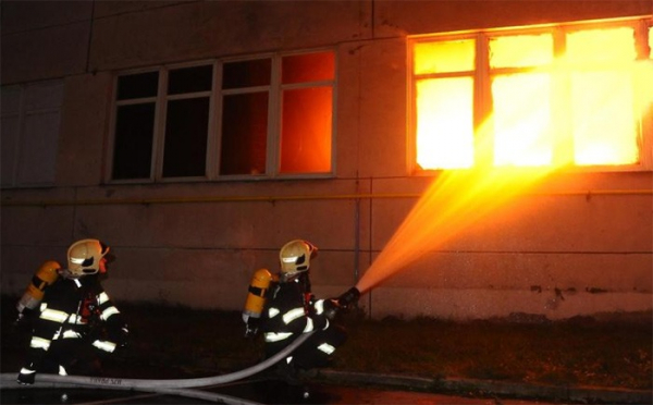 K nočnímu požáru na Štěrboholské dorazil i radní pro bezpečnost
