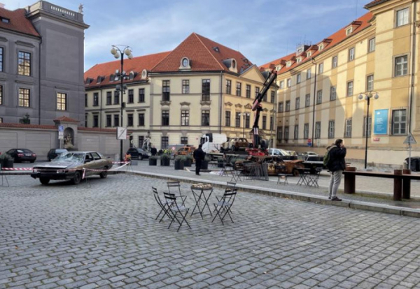 V Praze na Mariánském náměstí začalo umisťování vyhořelých vozidel z Ukrajiny