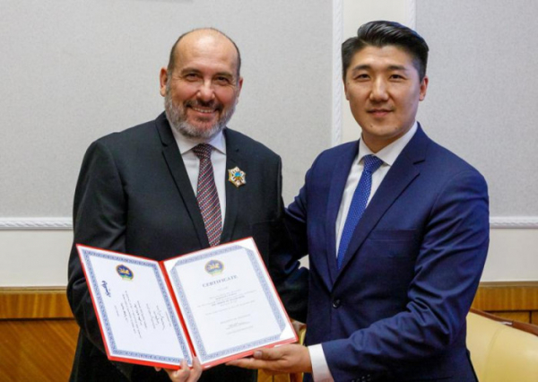Mongolský prezident udělil řediteli pražské zoo nejvyšší státní vyznamenání za záchranu koně Převalského
