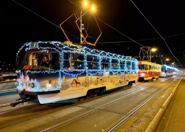 Dopravní podnik hl. m. Prahy vypravil flotilu deseti vánočních vozů, cestující se nimi mohou svézt až do Tří králů