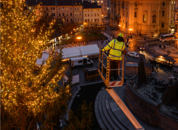 Vánoce v Praze začínají. Na Staroměstském náměstí se rozsvítil vánoční strom