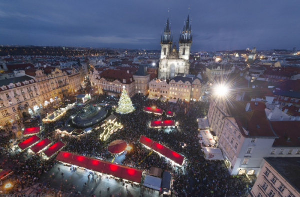 Odborníci z Prague City Tourism odhadují, že do Prahy během Vánoc přijede až na půl milionu cestovatelů. Láká je speciální kampaň