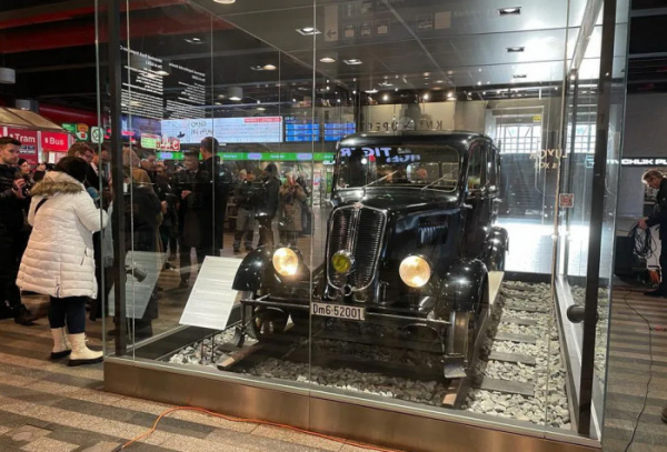 Historická drezína z filmu Ostře sledované vlaky je novým tahákem expozice na hlavním nádraží