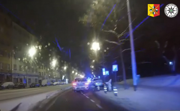 Opilý řidič ujížděl před policejní hlídkou, nadýchal více než dvě promile