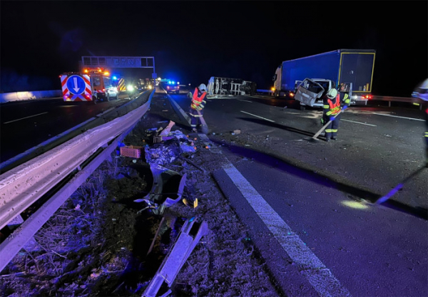 Brněnskou dálnici D1 u Říčan obousměrně zablokovaly nehody
