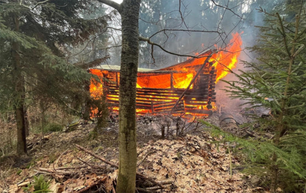 V rekreační oblasti obce Psáry shořela chata, škoda byla vyčíslena na půl milionu korun