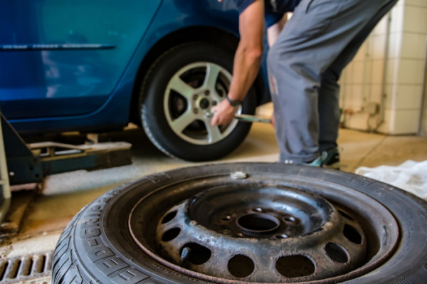 Třetina letních pneumatik vás na mokru nepodrží