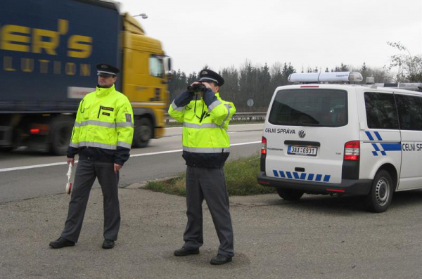 Z převozů nelegálních migrantů přes Českou republiku policie obvinila 9 osob