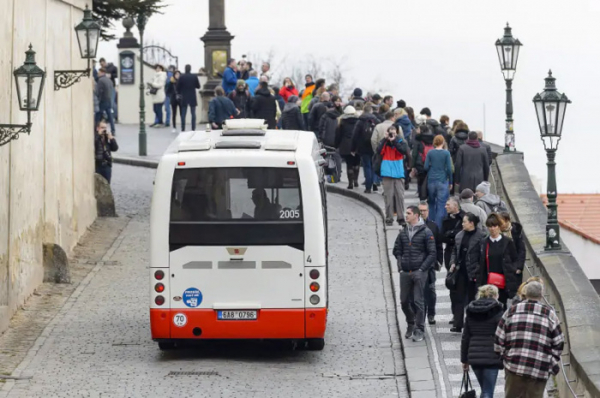 Mini a midibusovým linkám MHD v Praze je 20 let. V současnosti jich v hlavním městě jezdí 34