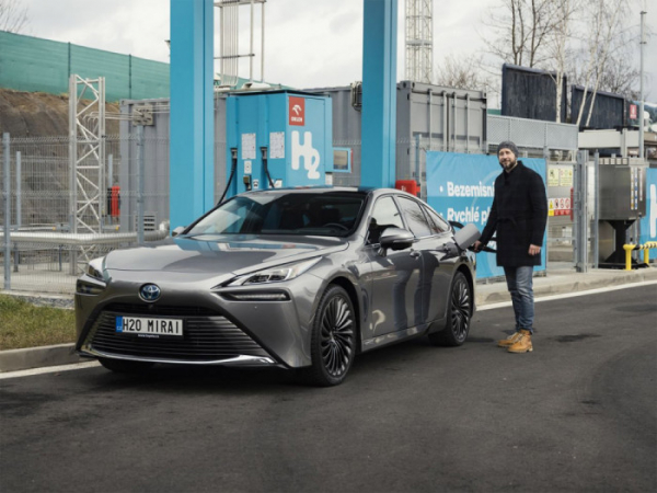 V České republice jezdí desítka vodíkových Toyot, v Praze se otevřela první čerpací stanice