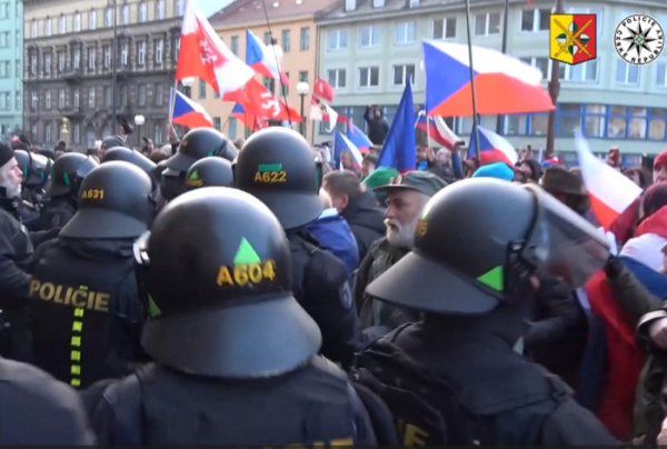 V Praze se demonstranti dobývali do Národního muzea. V poutech skončilo 20 lidí