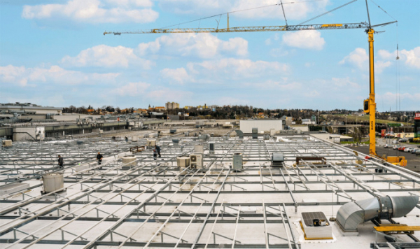 ČEZ staví na střeše obchodního centra Černý Most obří fotovoltaickou elektrárnu