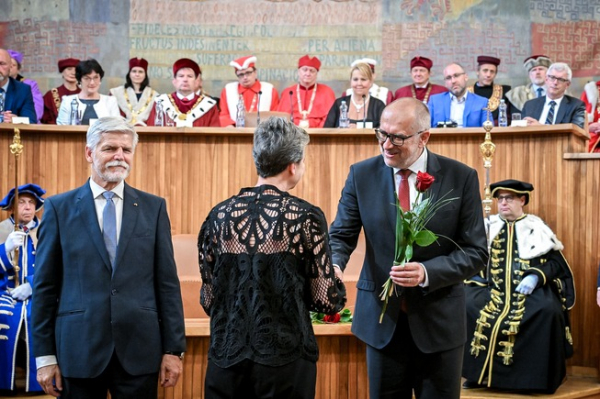 Ve Velké aule pražského Karolina předal prezident Pavel 87 profesorských dekretů