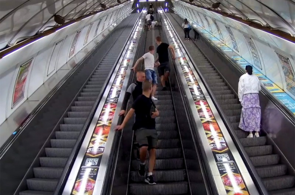 Čtveřice mužů zastavila eskalátory v metru, osmdesátiletá seniorka utrpěla vážná zranění