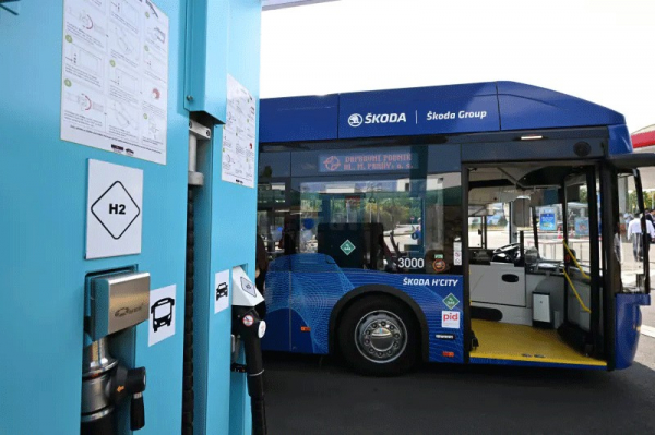 V Praze jako prvním městě v ČR jezdí vodíkový autobus v pravidelném provozu MHD s cestujícími