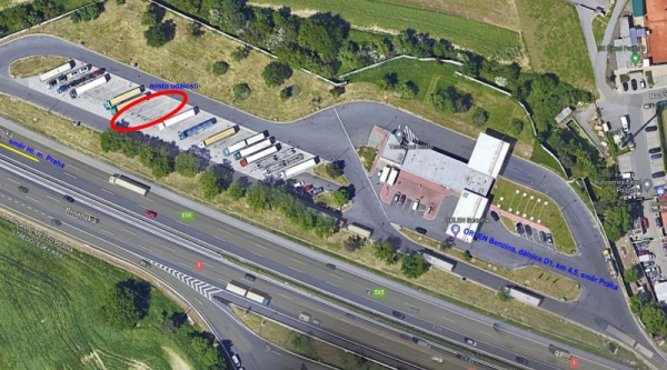 Neštěstí na čerpací stanici v Průhonicích: Kamion srazil muže, ten na místě zemřel. Policie hledá svědky