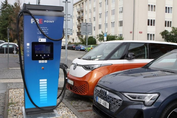 Pražská energetika zprovoznila ultrarychlou dobíjecí stanici pro elektromobily ve Vršovicích