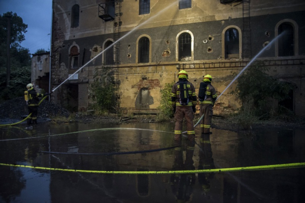 Dvacet hasičských jednotek likvidovalo požár starého tuchoměřického mlýna