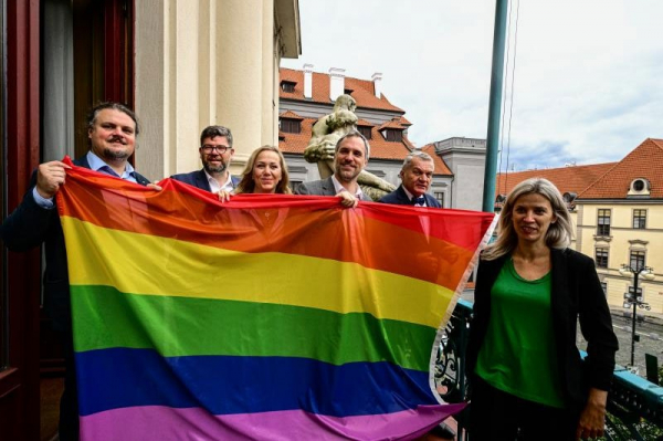 Začal festival Prague Pride pod záštitou hlavního města, Praha vyvěsila duhovou vlajku