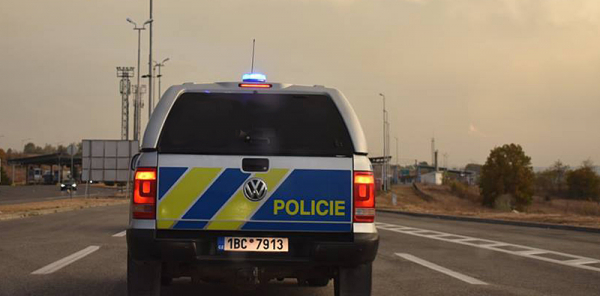 Zdrogovaný řidič ujížděl policistům, zastavila ho až dopravní značka a obrubník